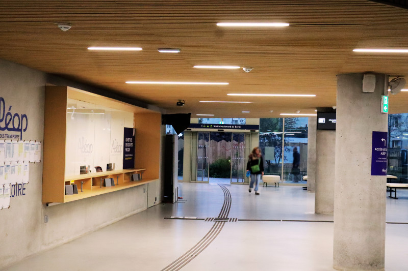 linéaires LED dans plafond bois pole multimodal Nantes