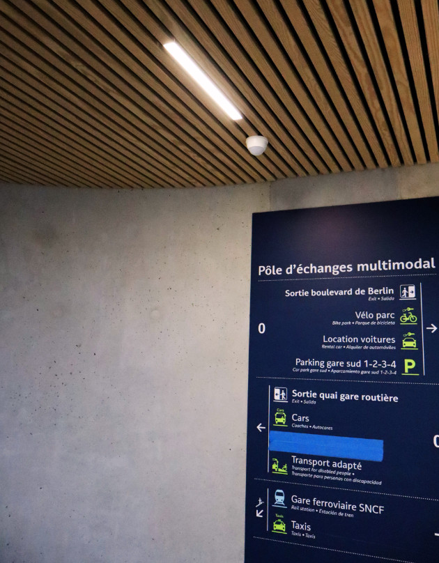 linéaire LED dans plafond bois éclairage gare routière Nantes