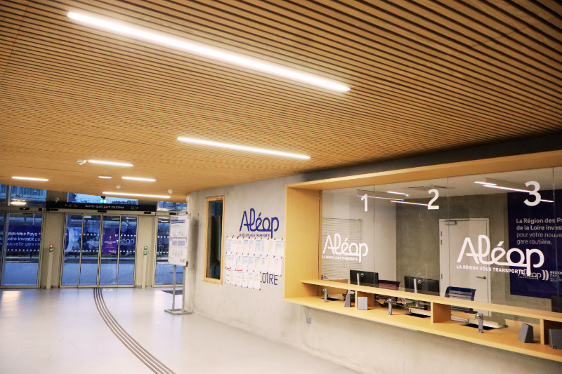 profile LED intégré dans un plafind bois éclairage gare routiere