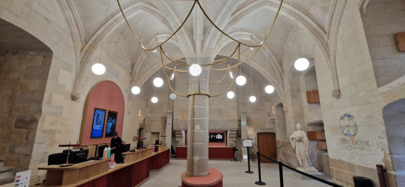 Lustre LED sur Mesure accueil Chateau et boutique Musee d'histoire