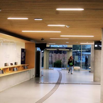 linéaires LED dans plafond bois pole multimodal Nantes
